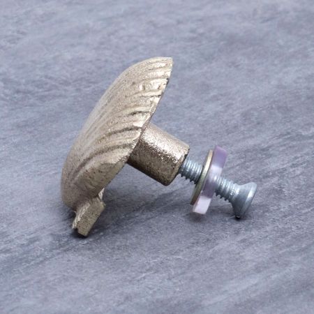 Golden Iron Shell Shaped Knob for Drawer and Cabinet